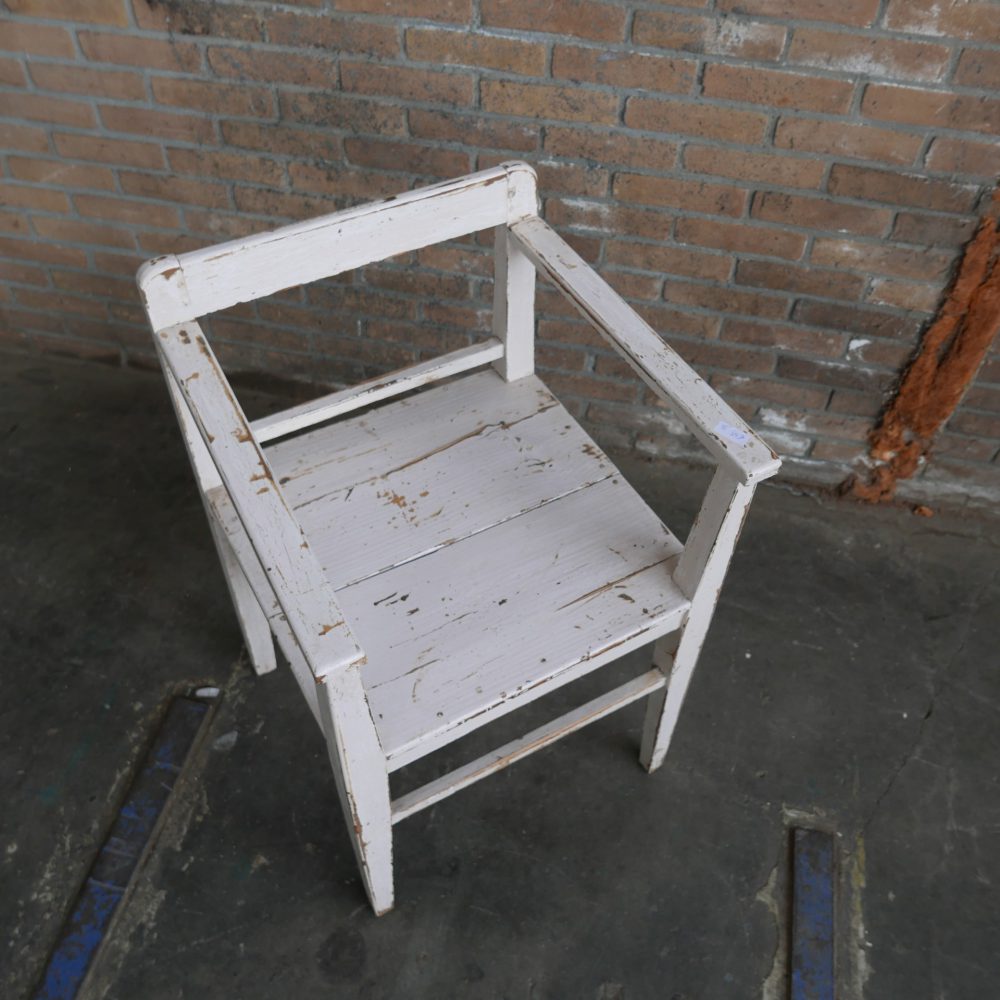 Witte houten stoelen