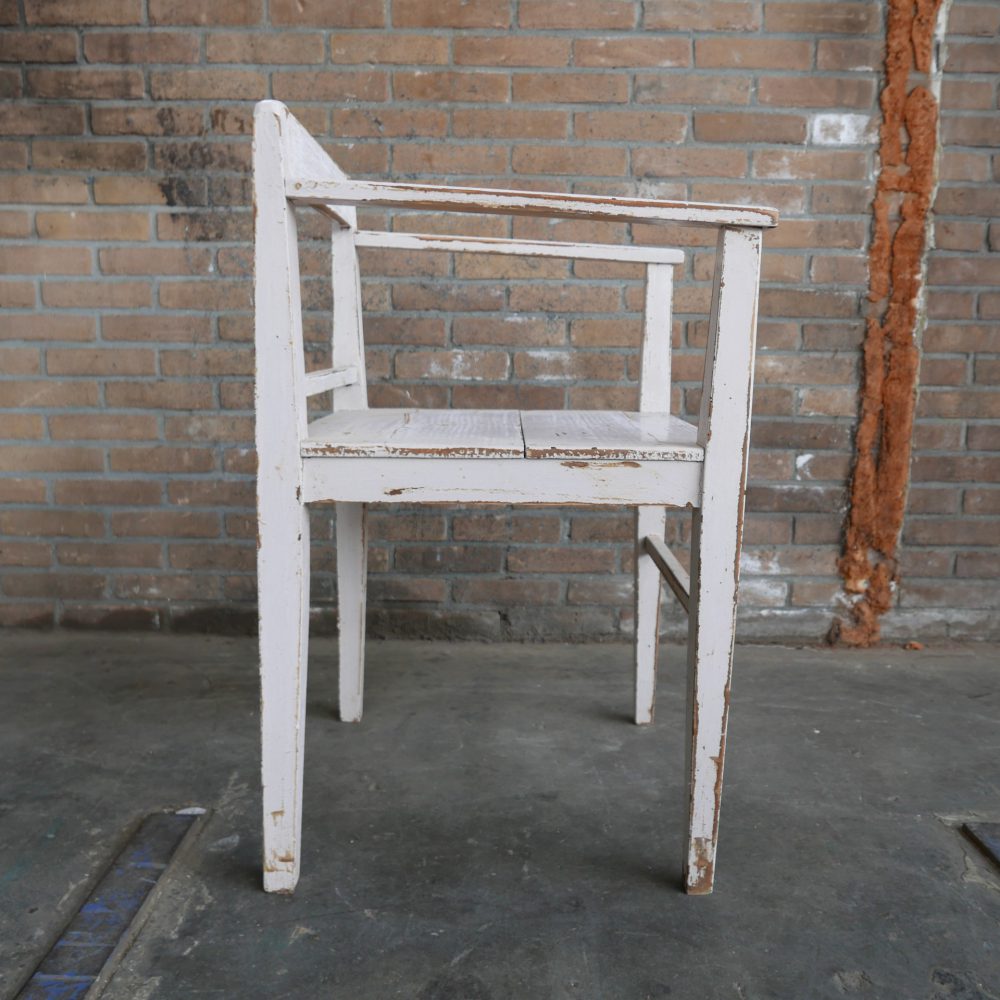 Witte houten stoelen