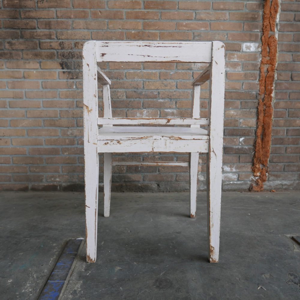 Witte houten stoelen