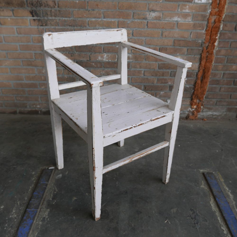 Witte houten stoelen