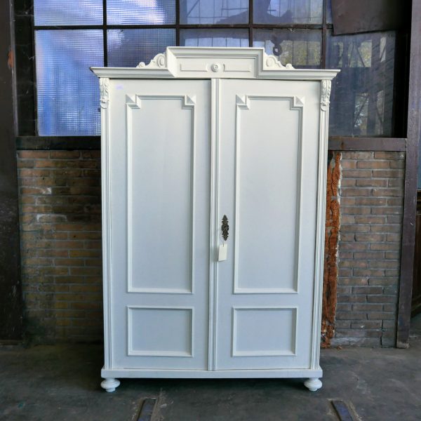Witte linnenkast