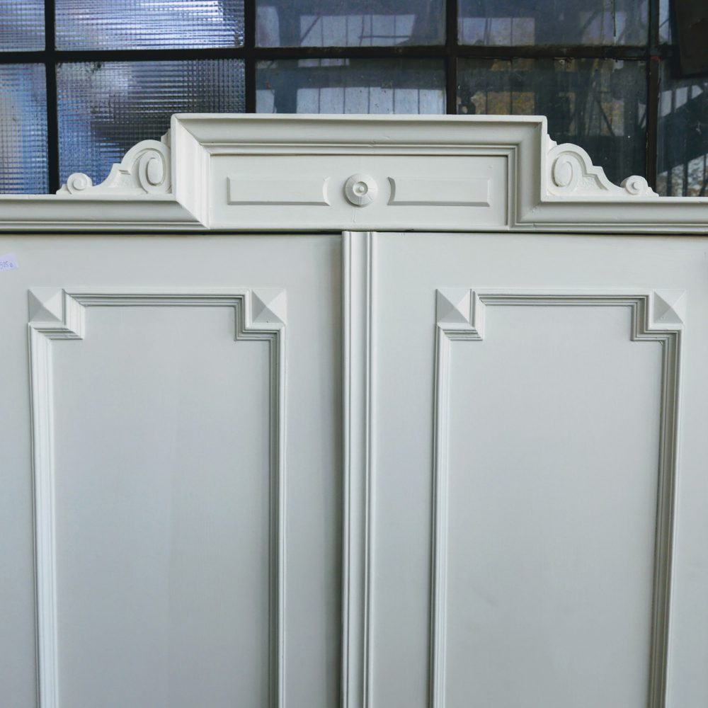 Witte linnenkast
