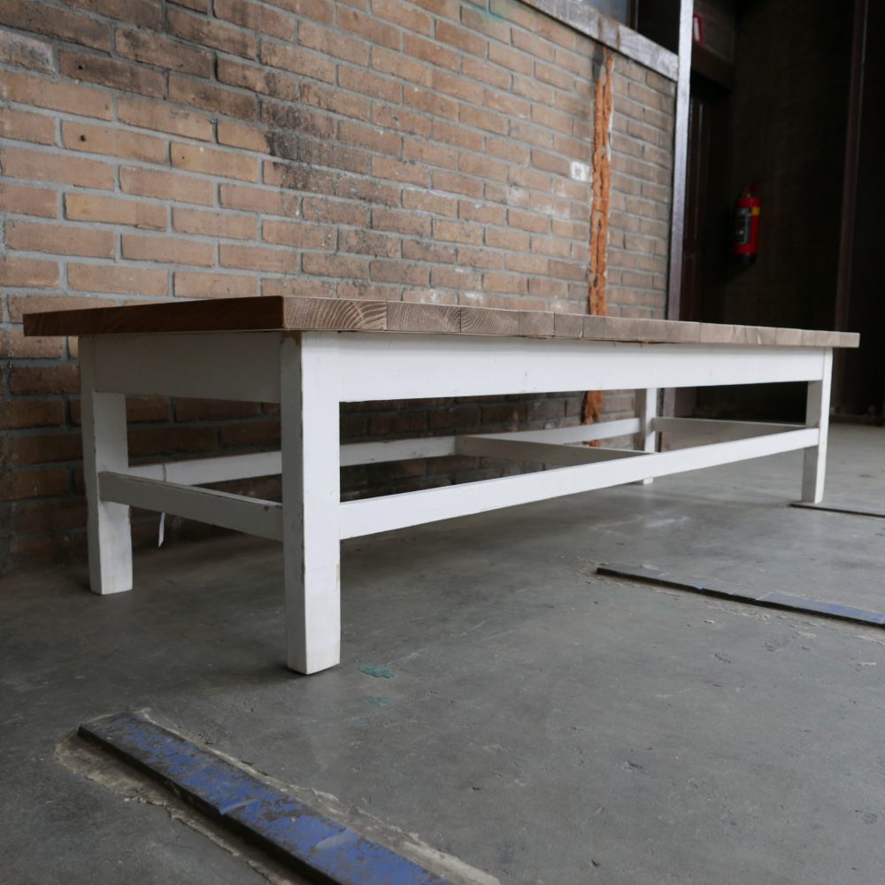 Witte houten salontafel