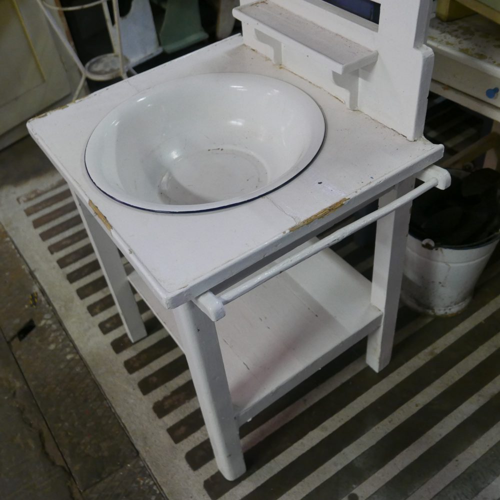 Wit houten wastafel meubel met spiegel