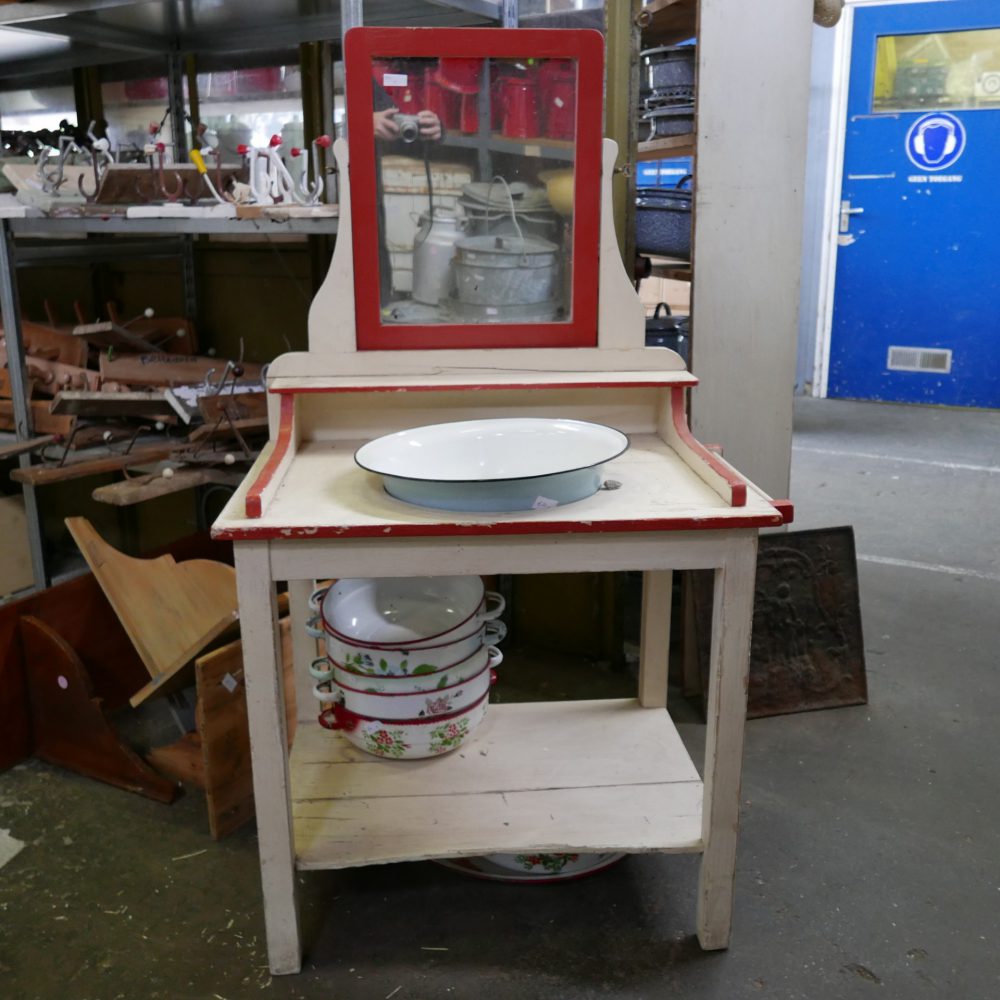 Crème-rode houten wastafel meubel met spiegel
