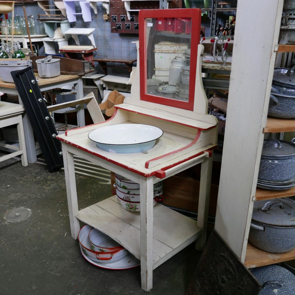 Crème-rode houten wastafel meubel met spiegel