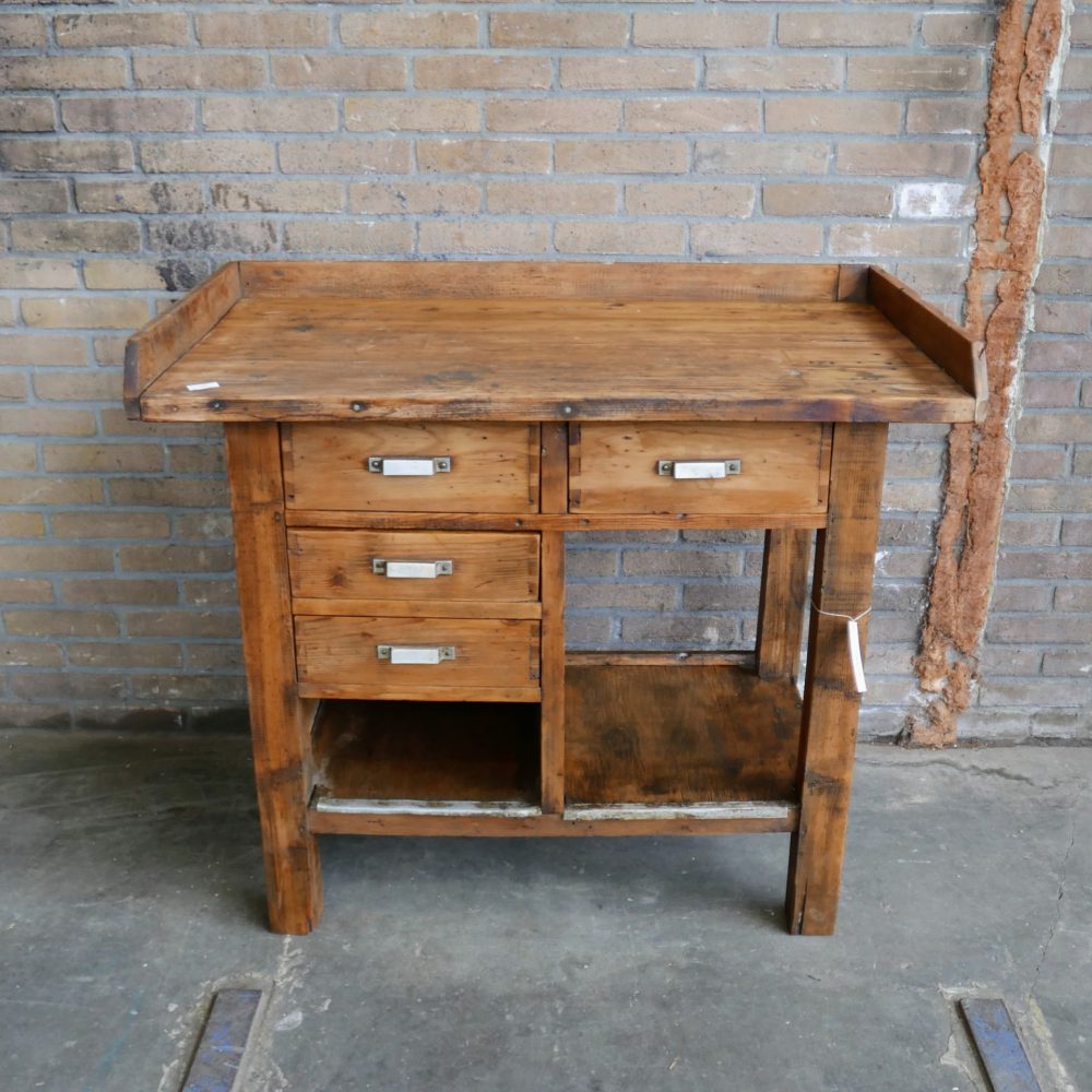 Houten werktafel of commode