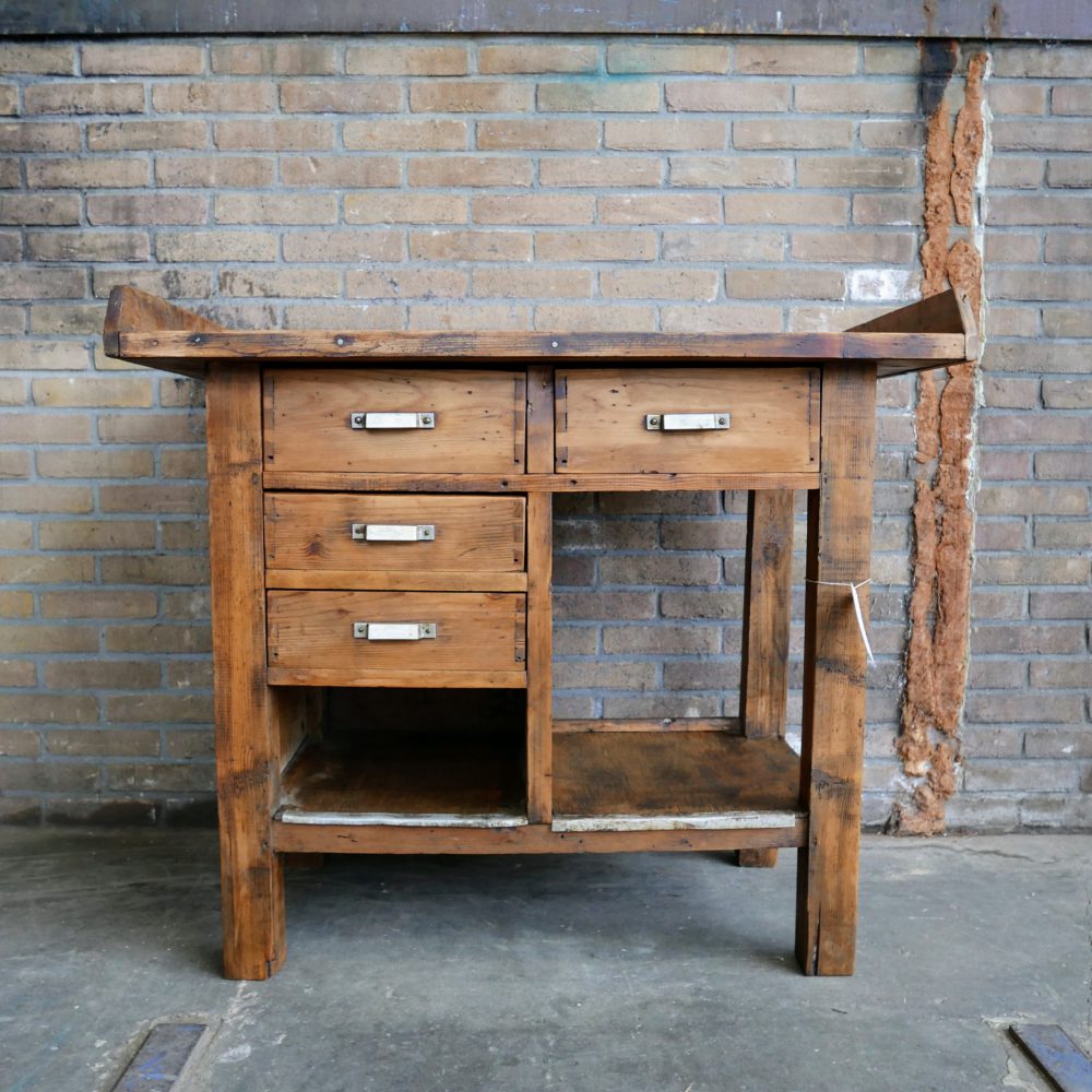 Houten werktafel of commode