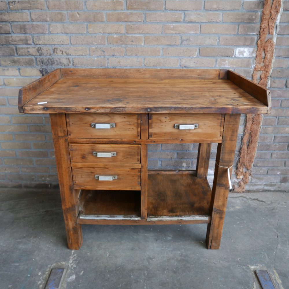 Houten werktafel of commode