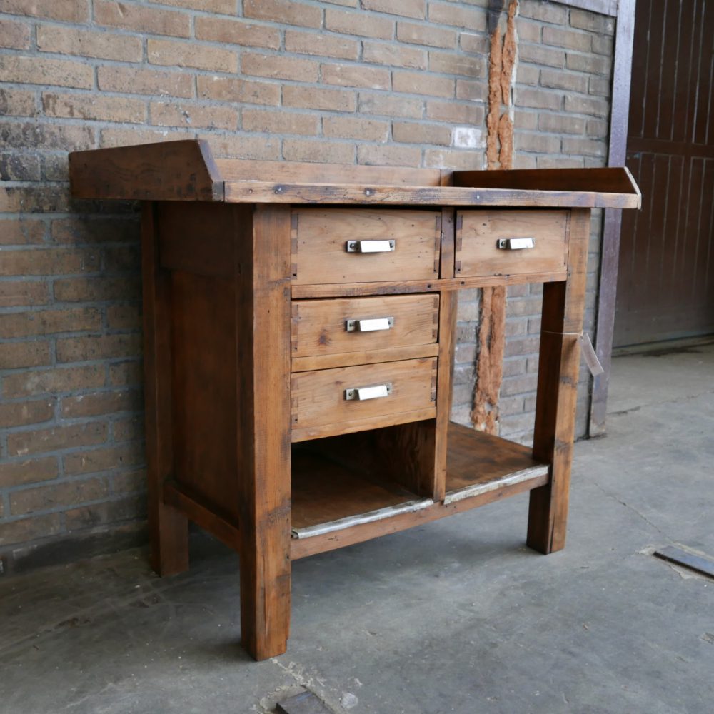 Houten werktafel of commode