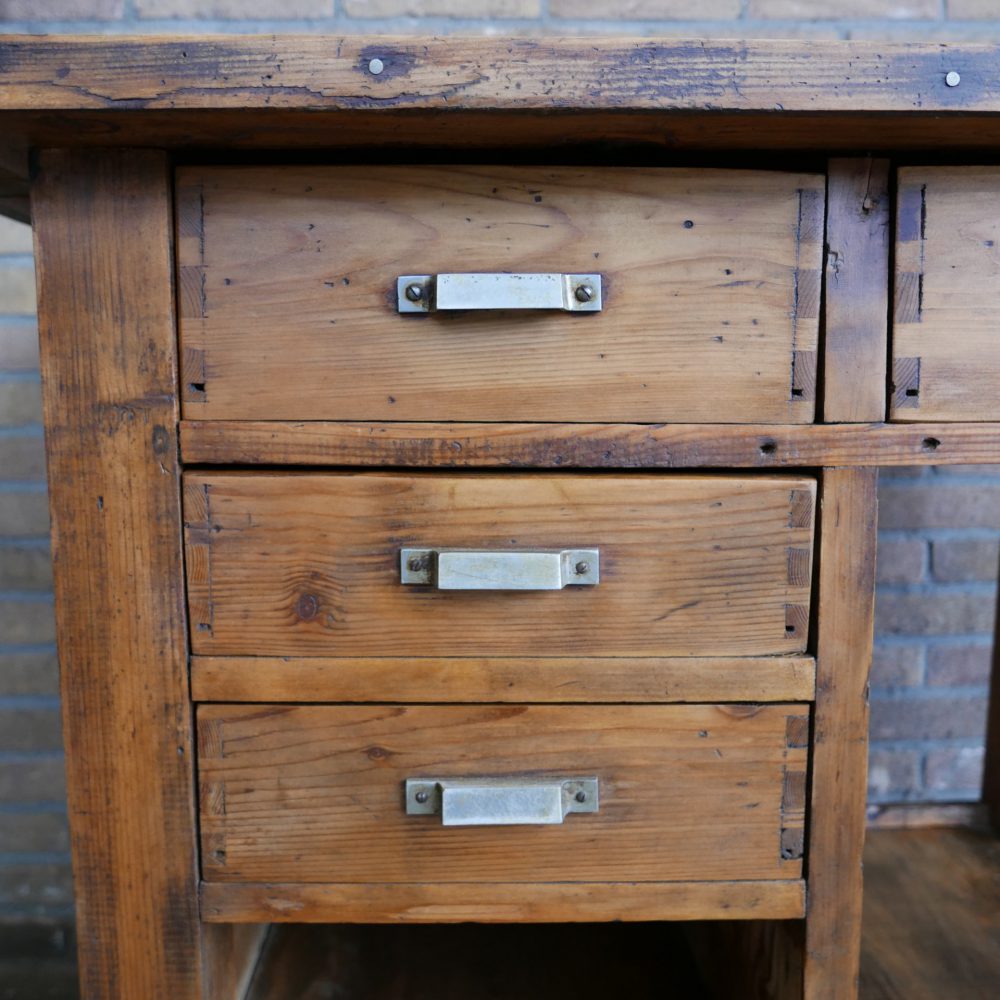 Houten werktafel of commode