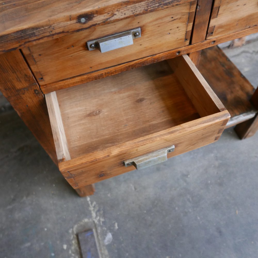 Houten werktafel of commode