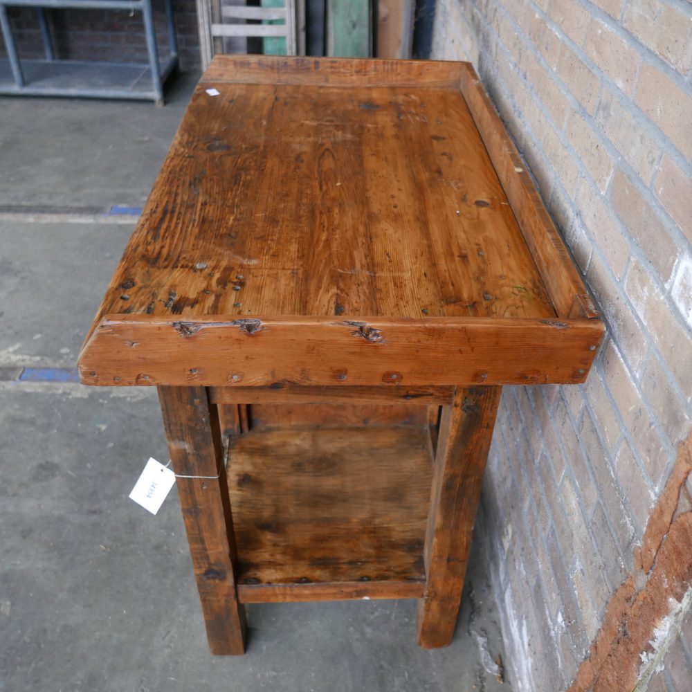 Houten werktafel of commode