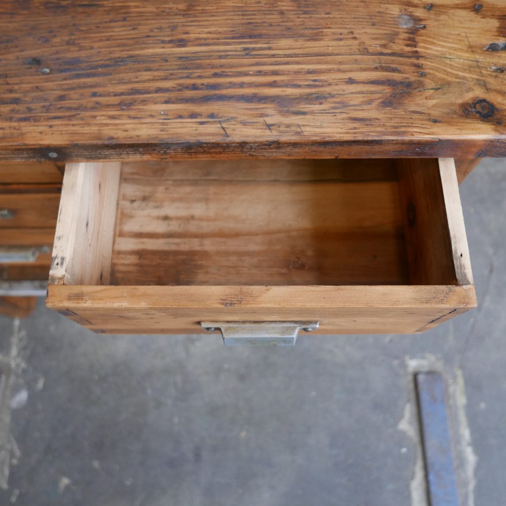 Houten werktafel of commode