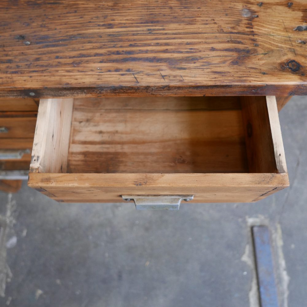 Houten werktafel of commode