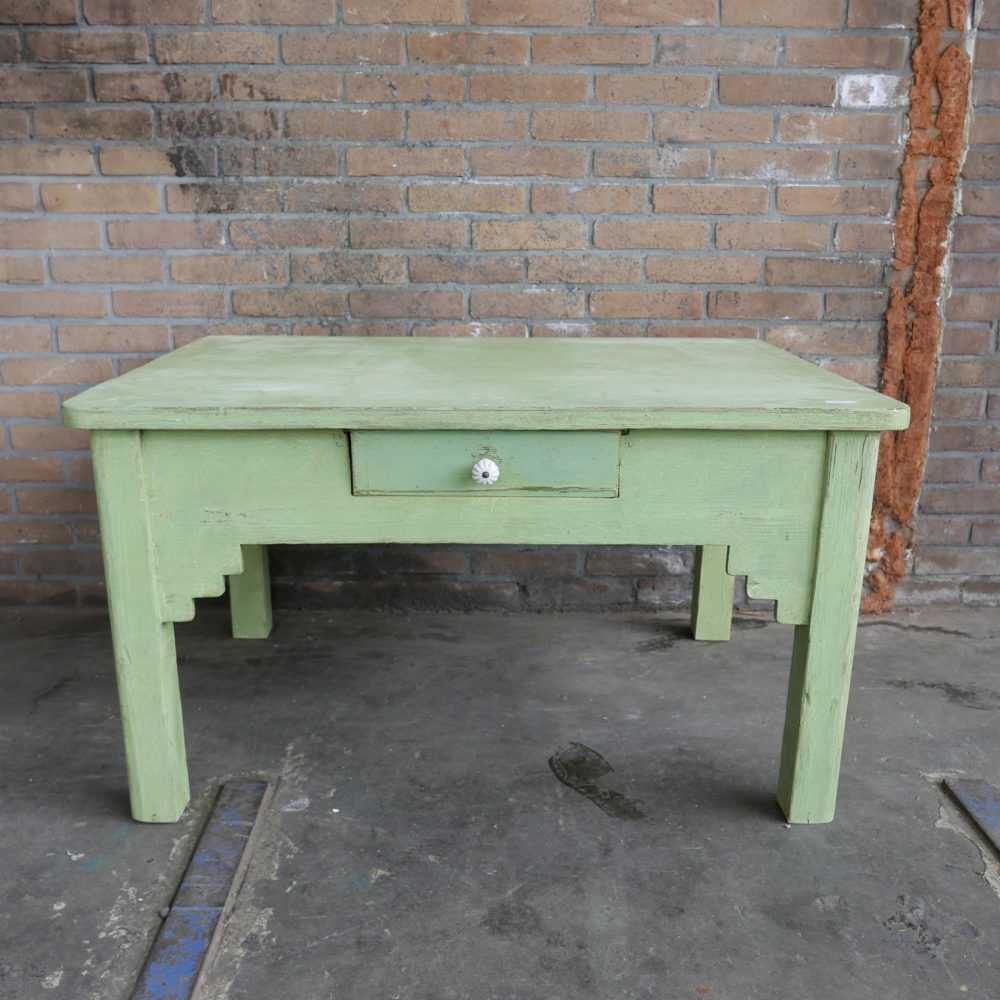 Groene houten salontafel