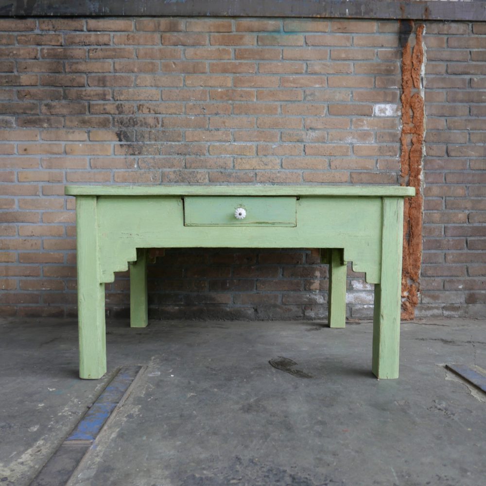 Groene houten salontafel