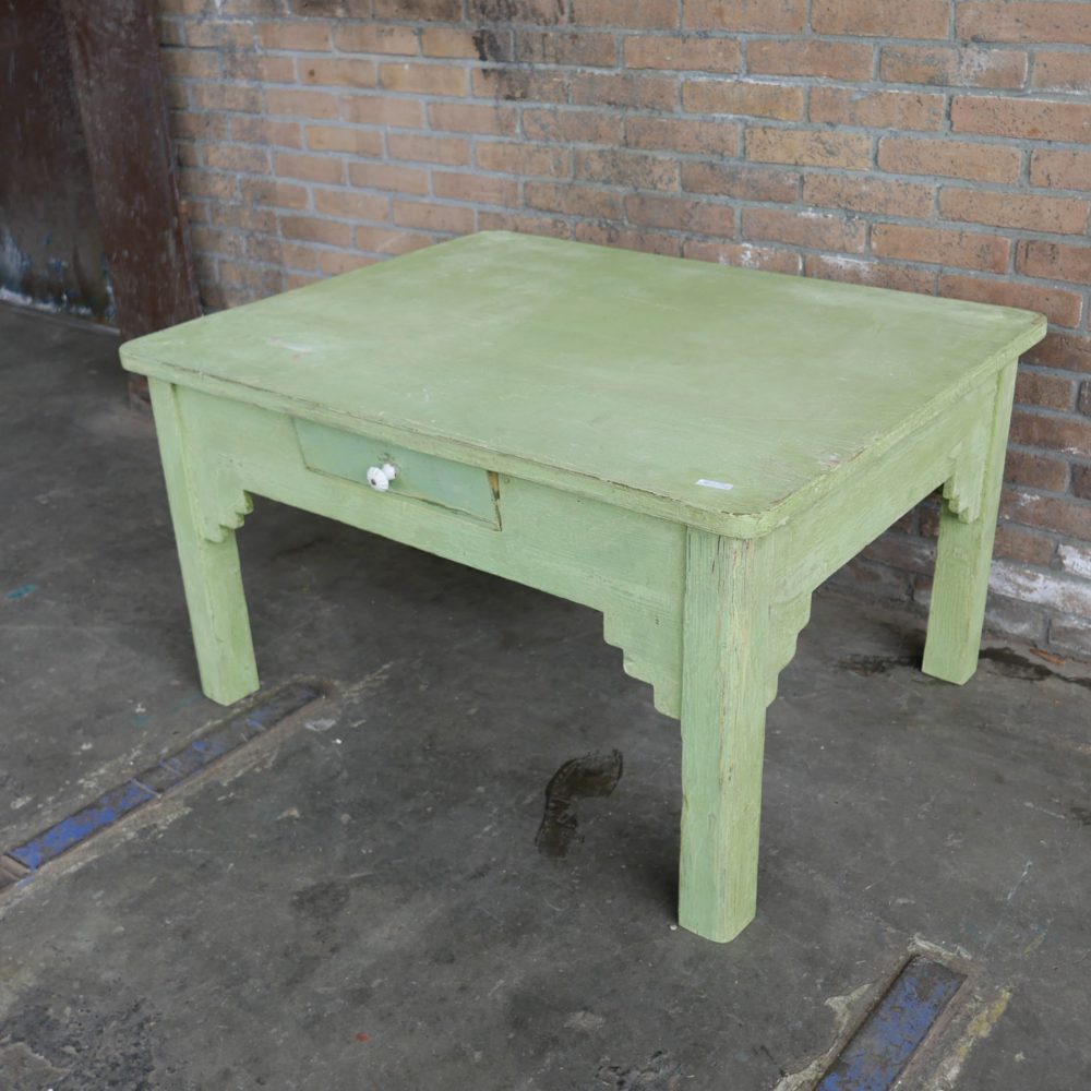 Groene houten salontafel