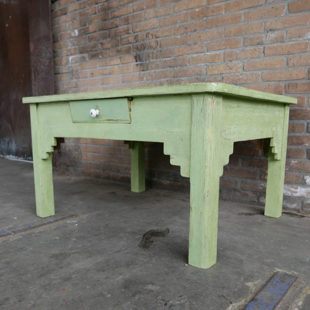 Groene houten salontafel