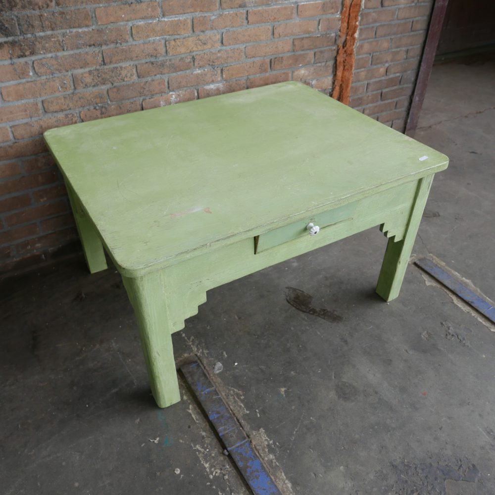 Groene houten salontafel