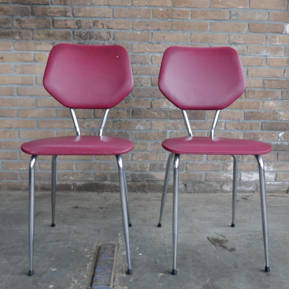 Rode metalen stoelen
