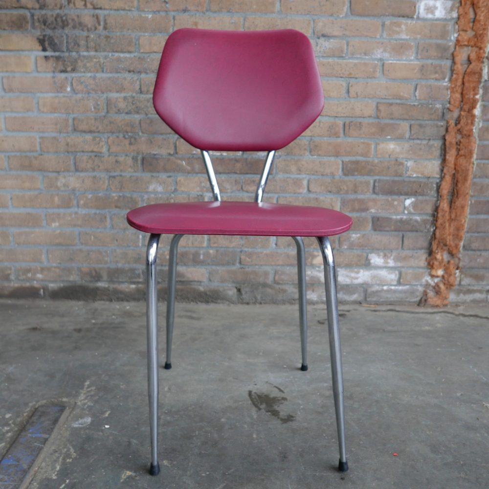 Rode metalen stoelen