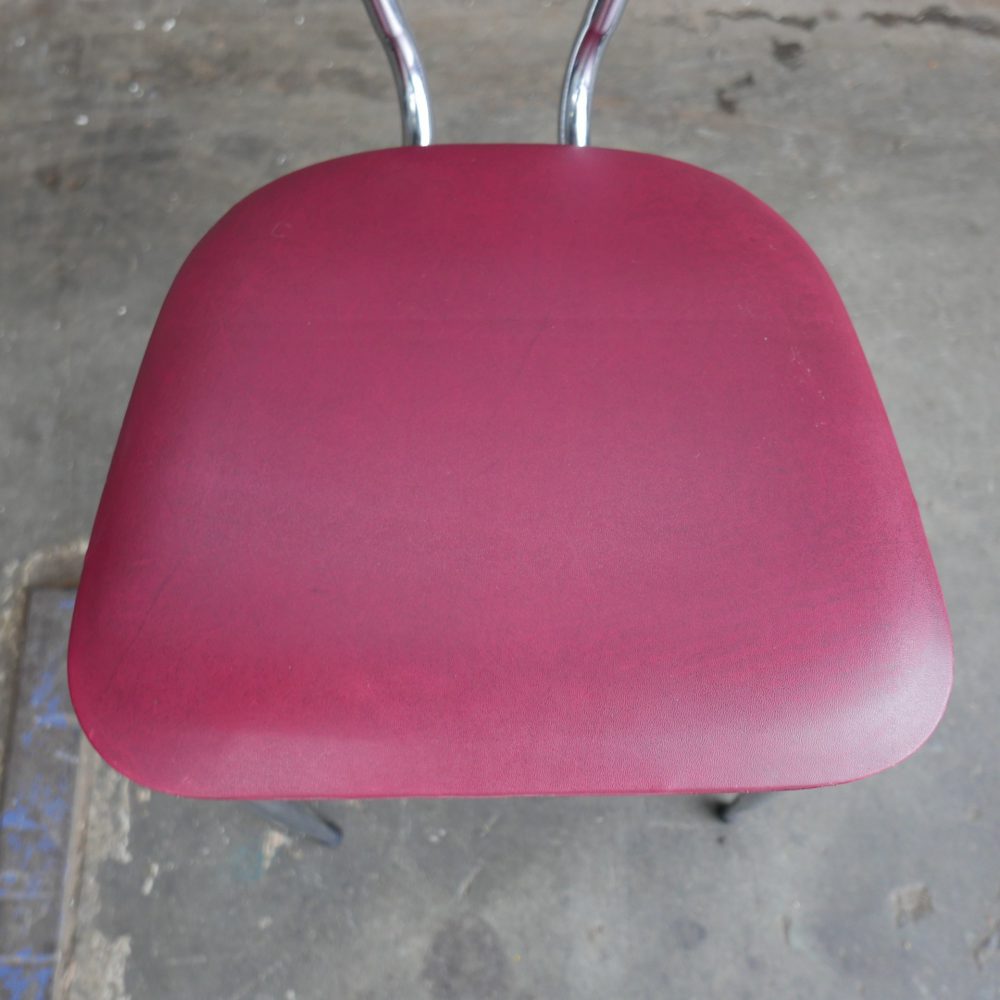 Rode metalen stoelen