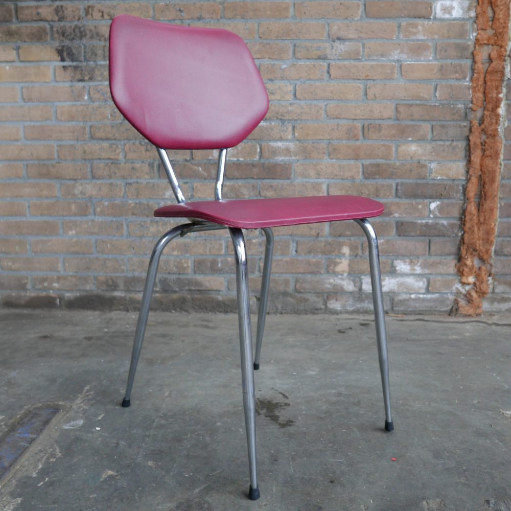 Rode metalen stoelen