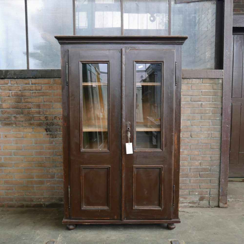 Bruine houten vitrinekast