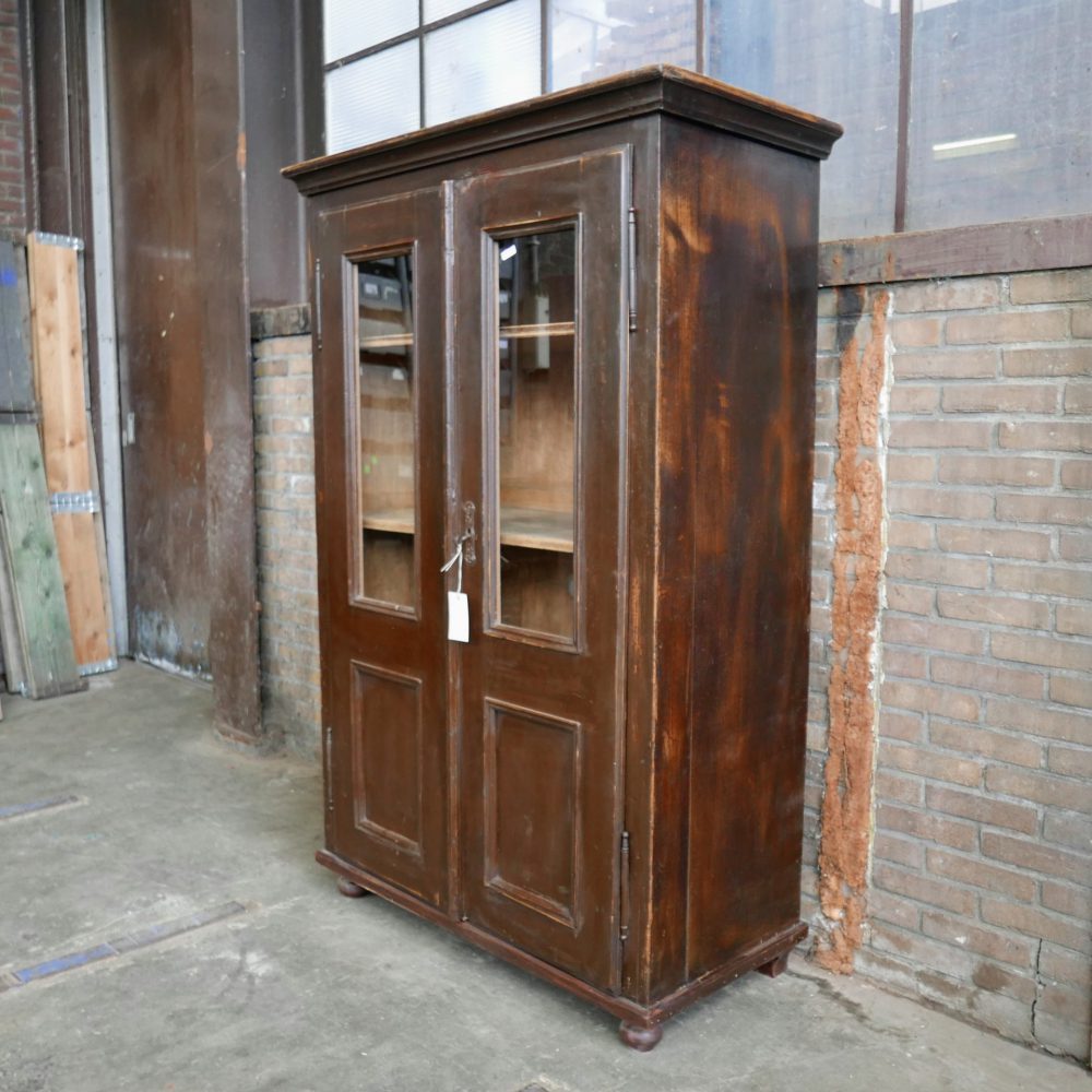 Bruine houten vitrinekast