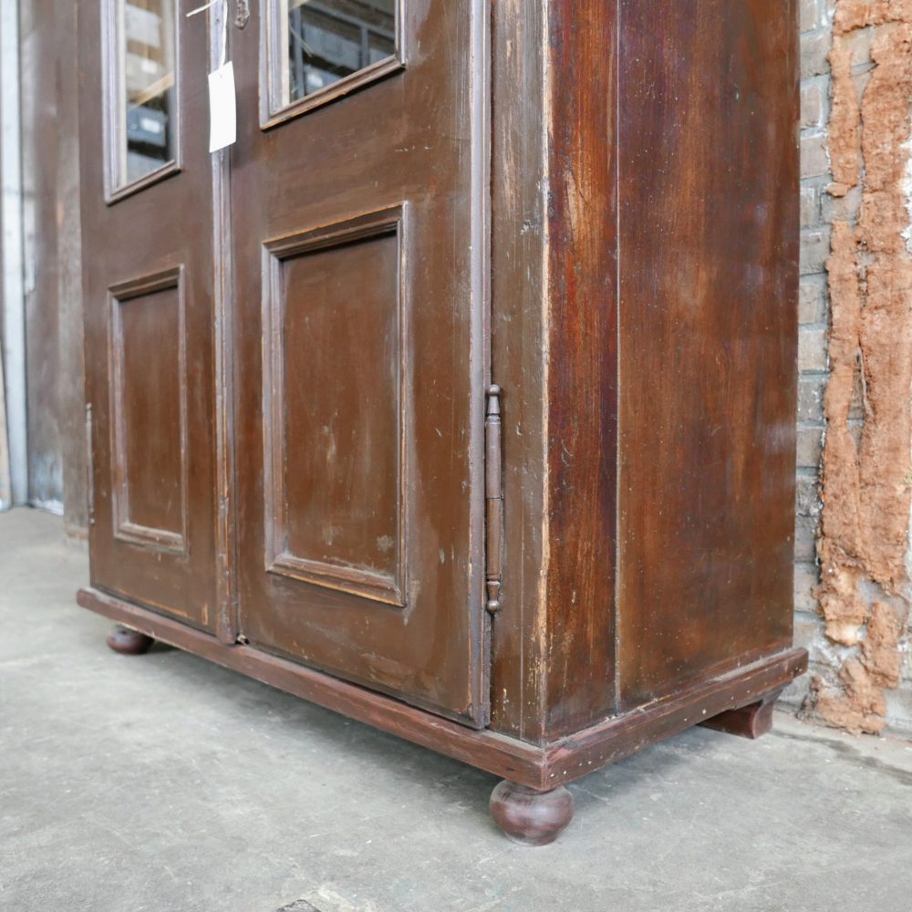 Bruine houten vitrinekast