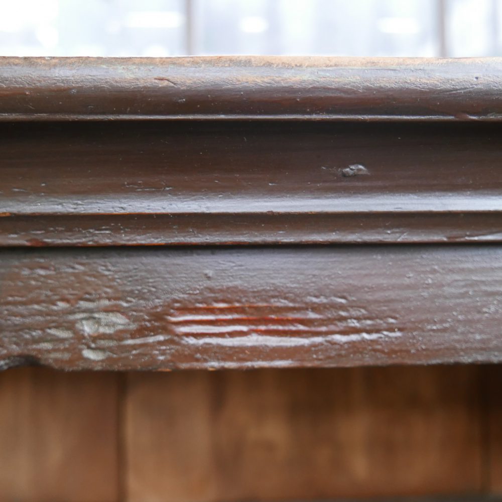 Bruine houten vitrinekast