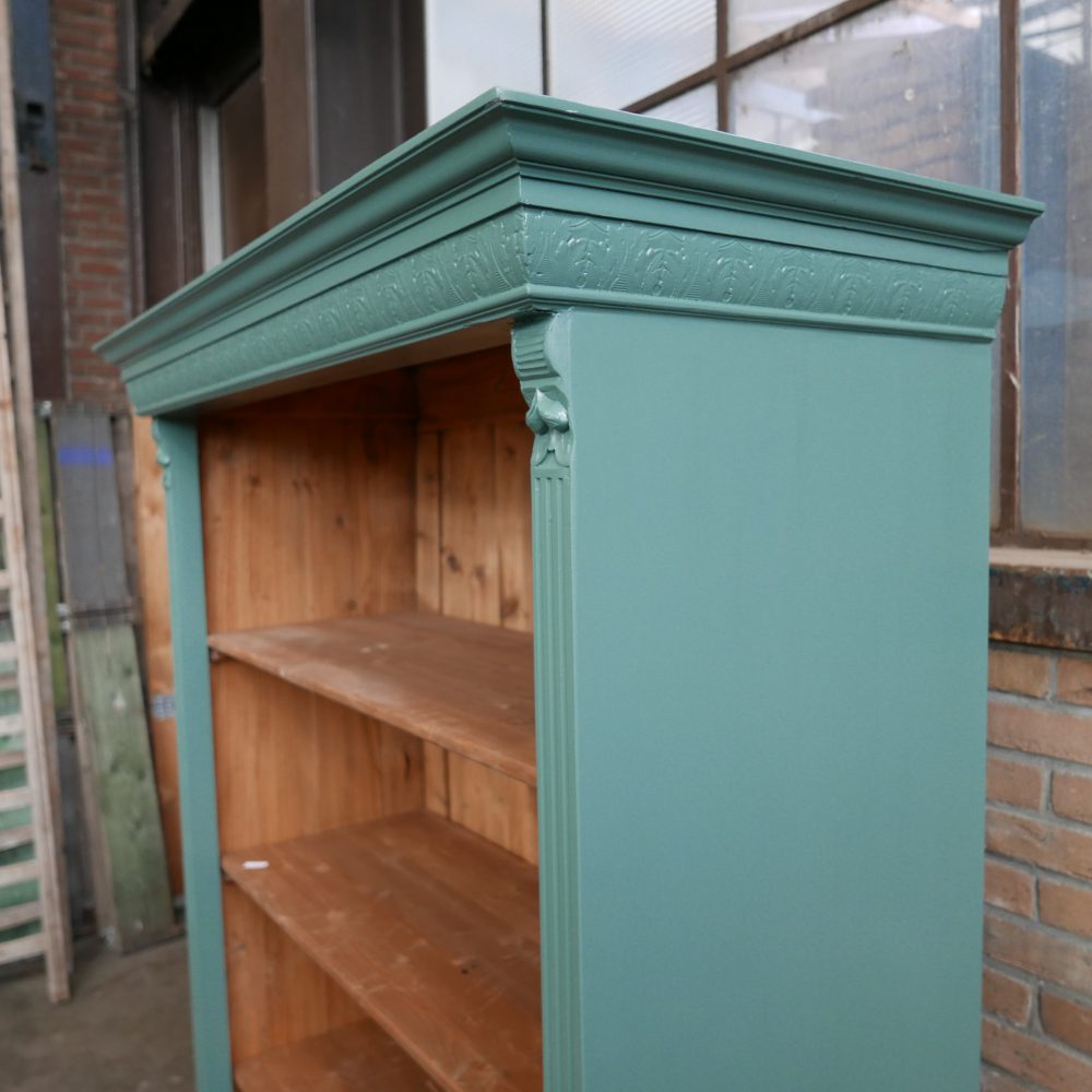 Open groenblauwe houten kast