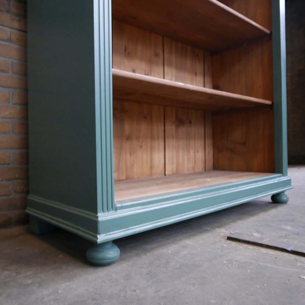 Open groenblauwe houten kast