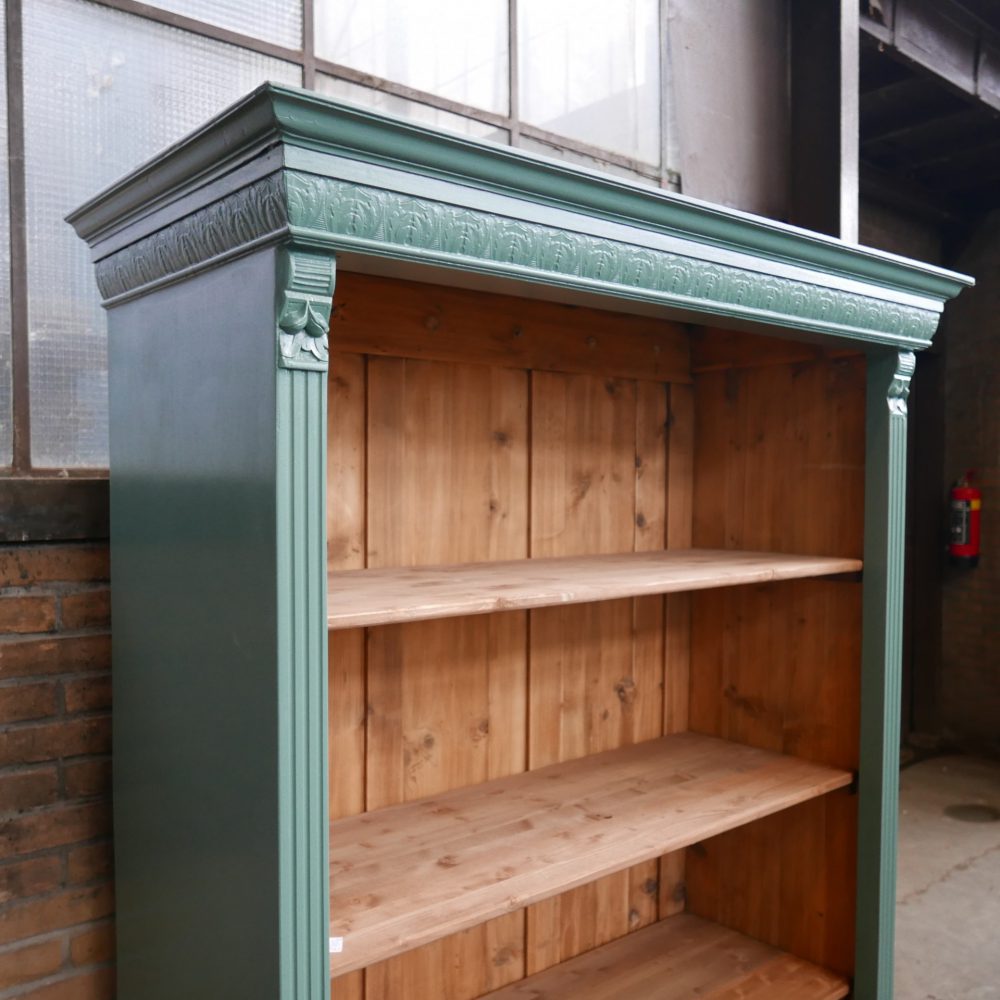 Open groenblauwe houten kast