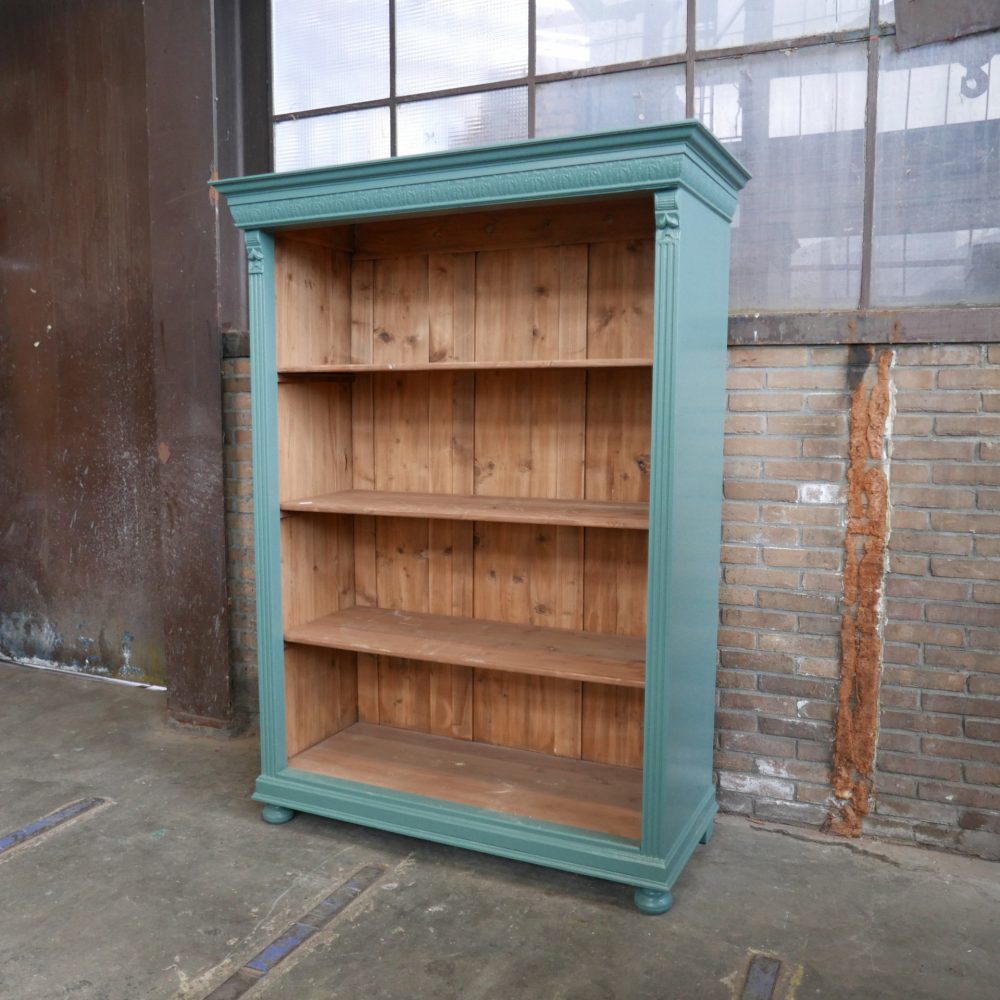 Open groenblauwe houten kast