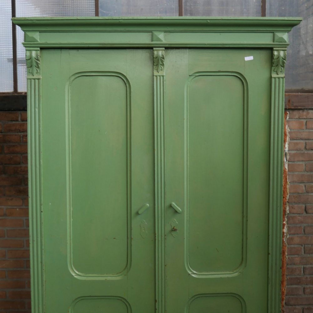 Groene linnenkast