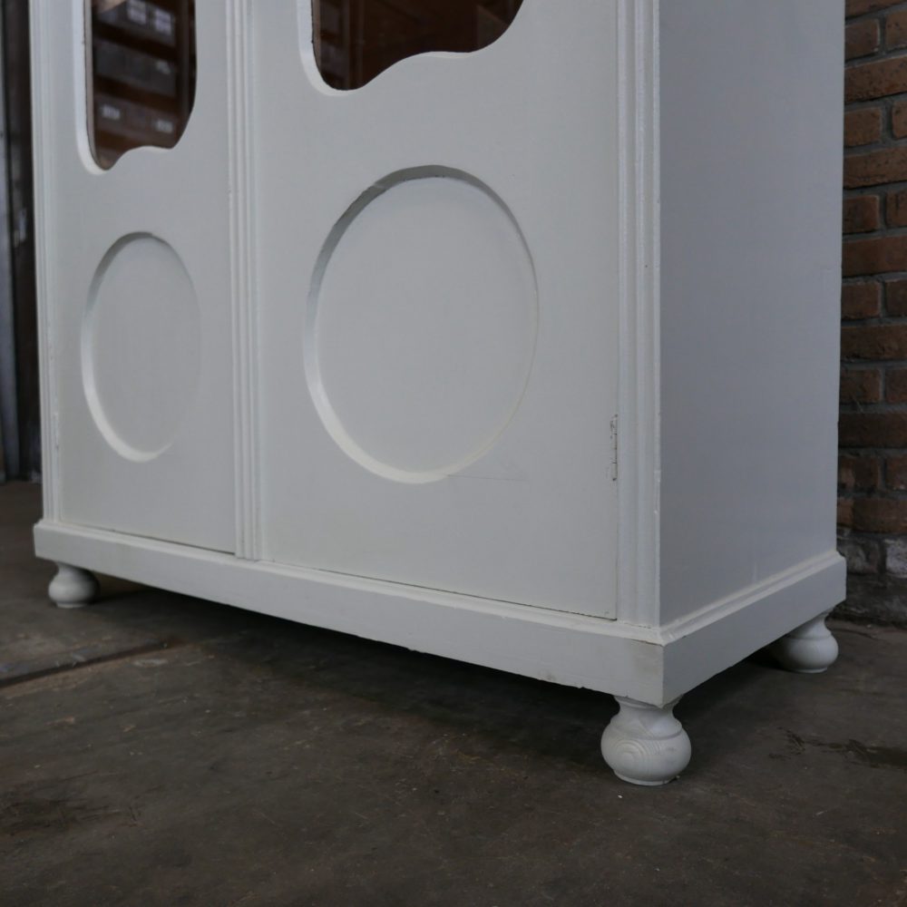 Witte vitrinekast