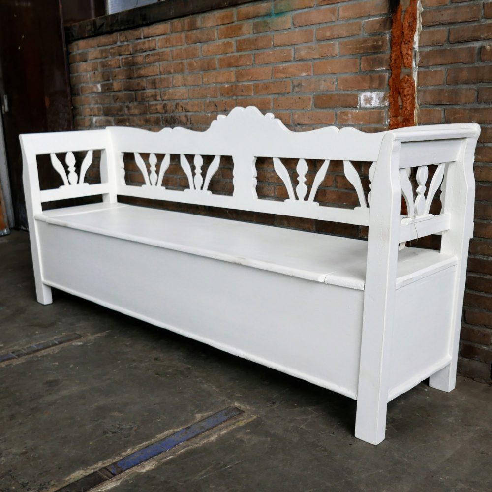 Witte houten klepbank