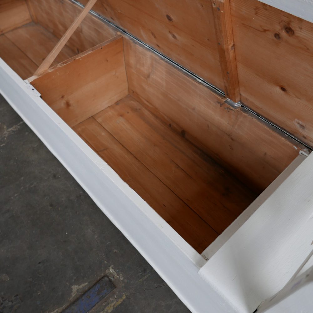 Witte houten klepbank