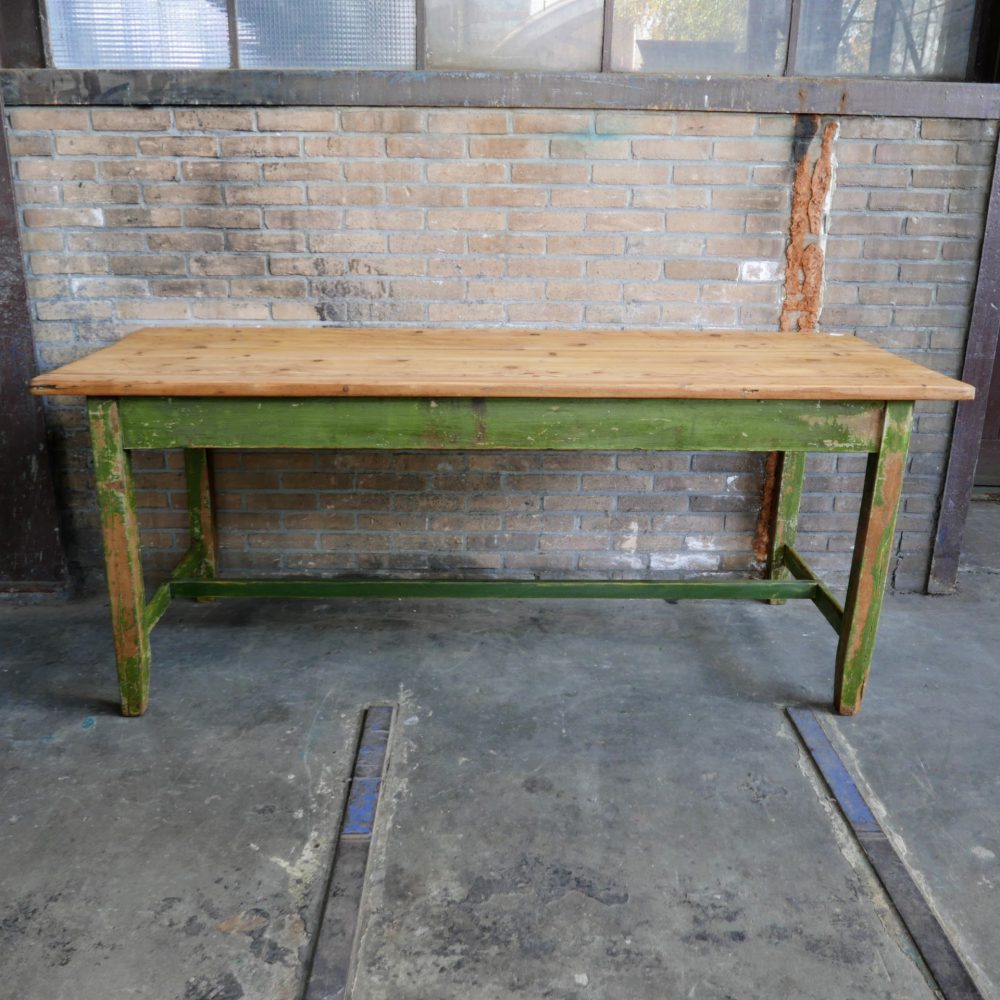 Groene houten tafel