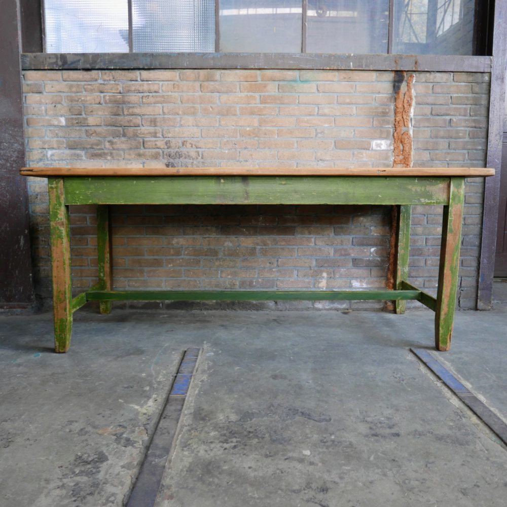 Groene houten tafel