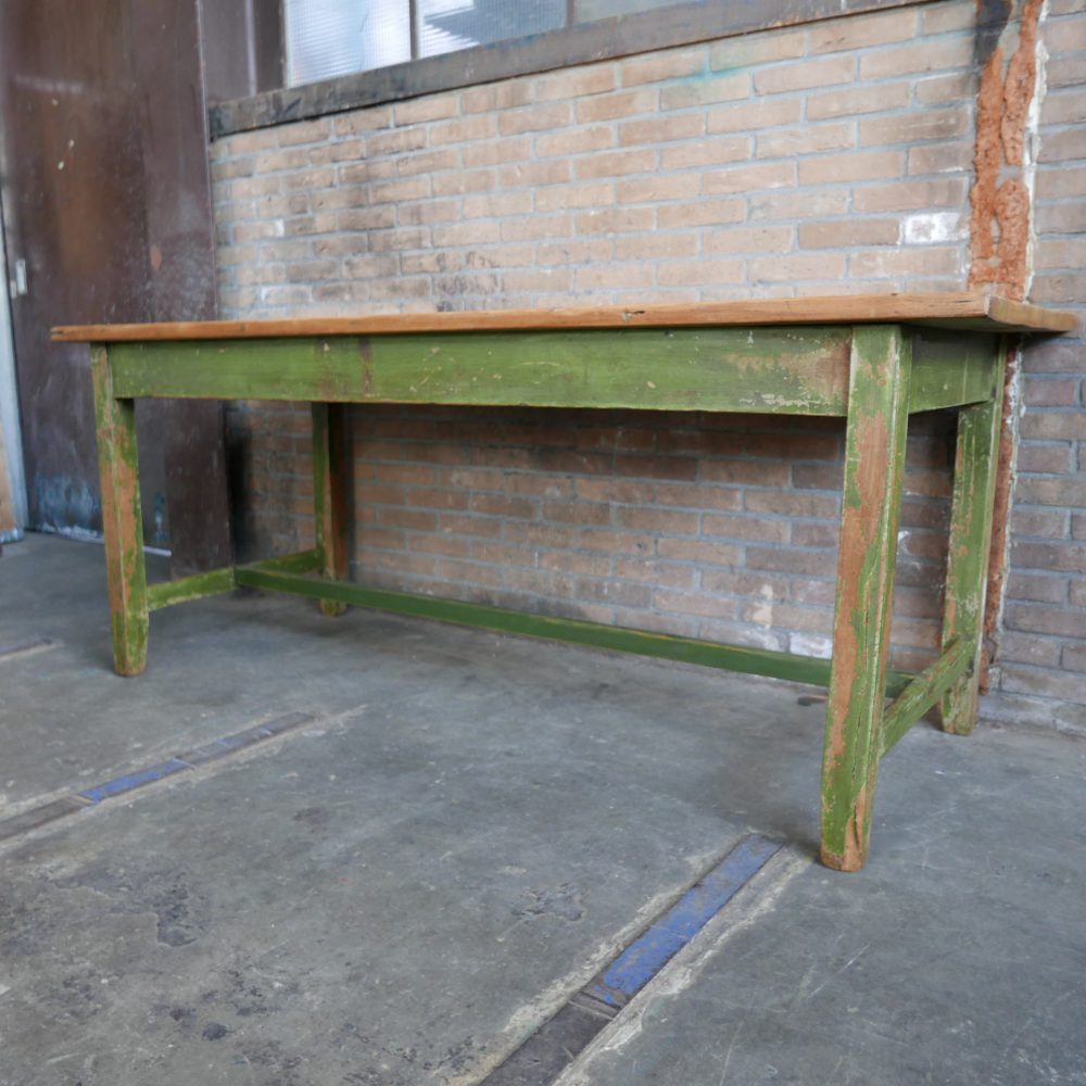 Groene houten tafel