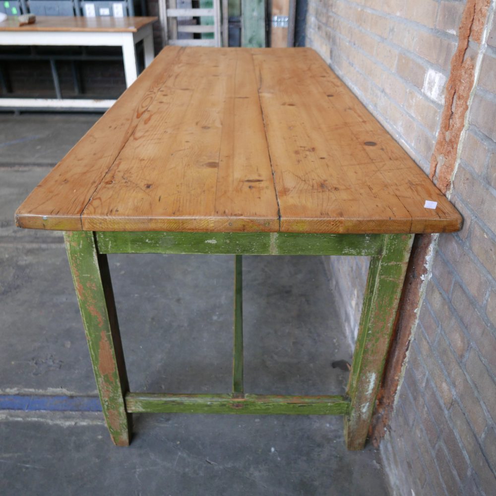 Groene houten tafel