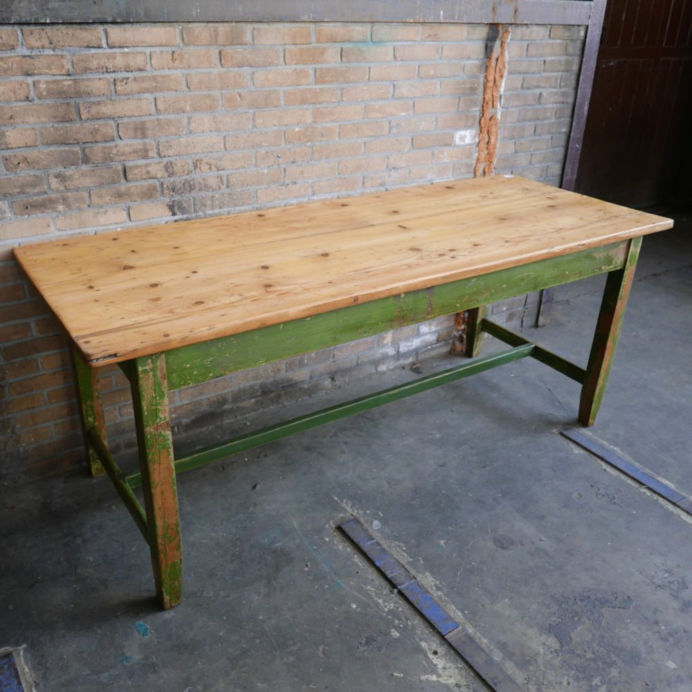 Groene houten tafel