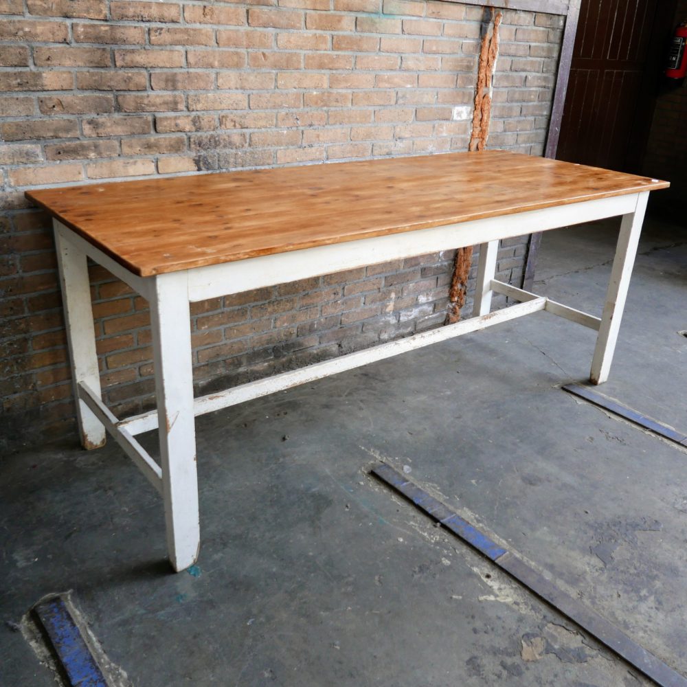 Witte houten tafel