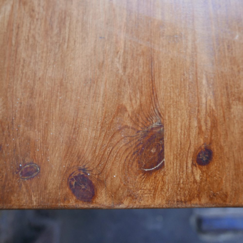 Witte houten tafel
