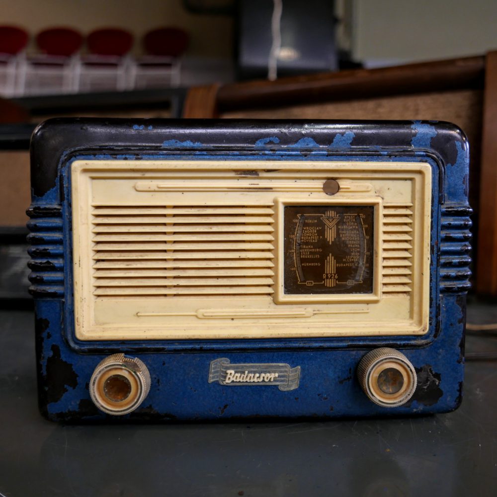 Blauwe metalen radio