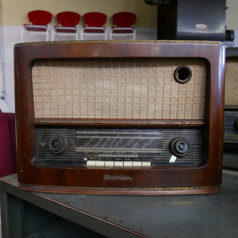 Bruine houten radio