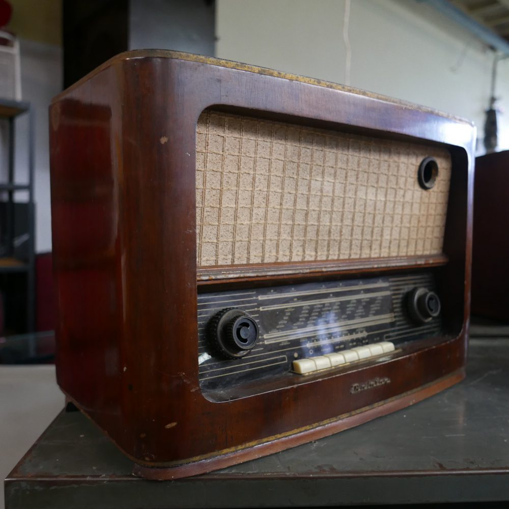 Bruine houten radio